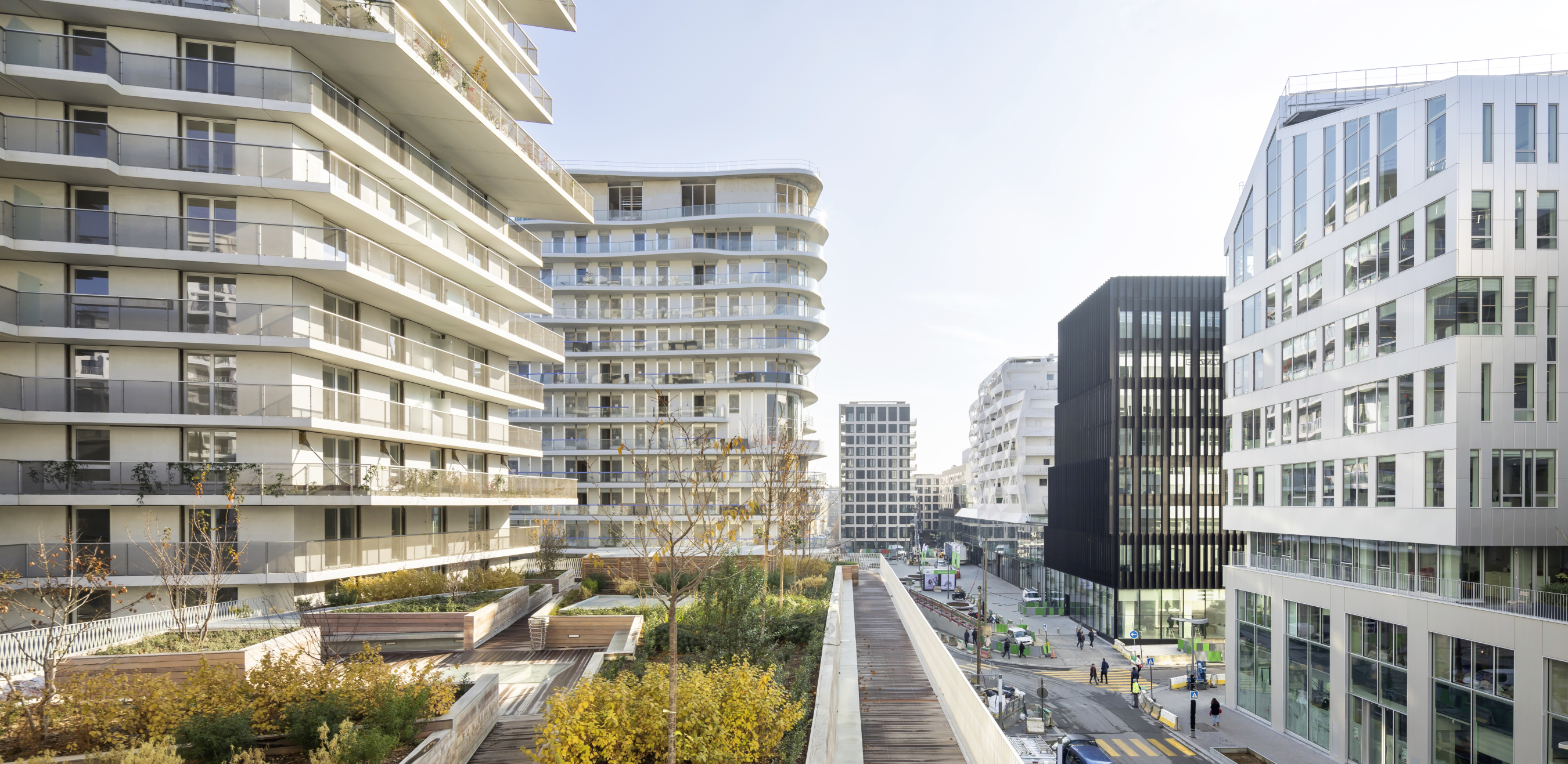 Au sein du quartier Clichy-Batignolles à Paris, actuellement en cours de construction, 16 000 m² de végétalisation seront à terme installés sur différentes toitures-terrasses dans un objectif de retour de la nature en ville, de biodiversité et de réduction des îlots de chaleur urbain. 