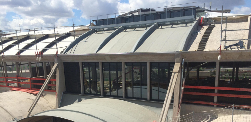 A Paris, les 13 000 m² de toiture de la Halle Freyssinet ont été désamiantés avant les travaux de rénovation.