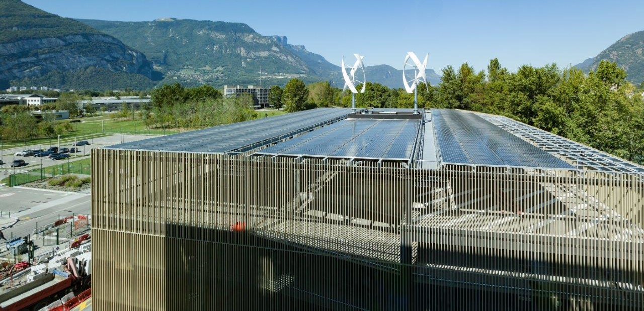 Les panneaux photovoltaïques sont mis en oeuvre en toiture d'un ouvrage accueillant les équipements techniques. 