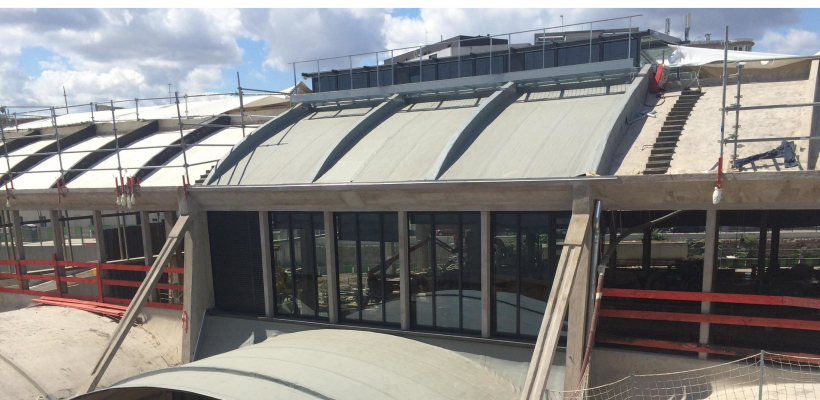 A Paris, les 13 000 m² de toiture de la Halle Freyssinet ont été désamiantés avant les travaux de rénovation.