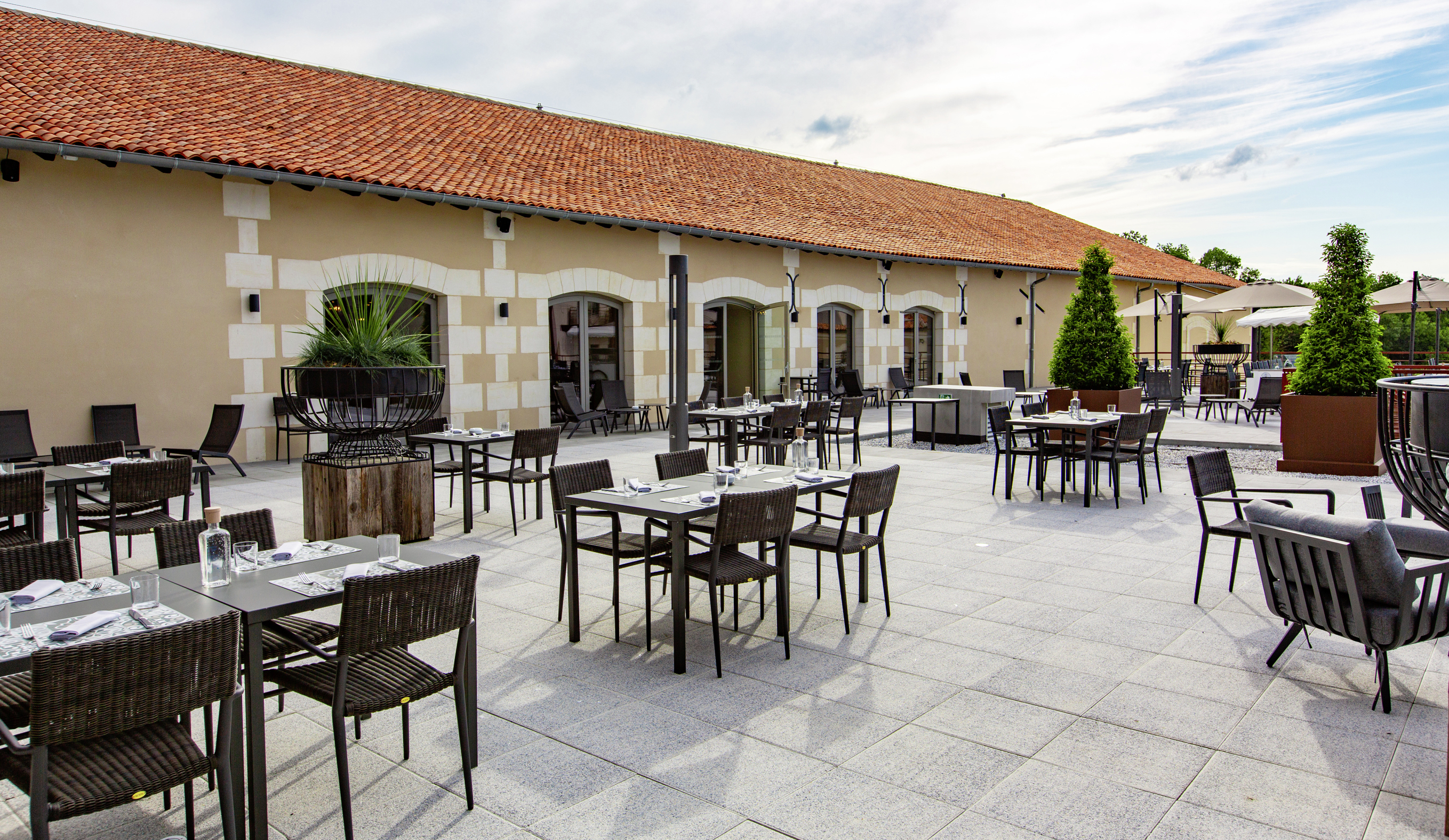 La protection des 790 m² de terrasse de la brasserie est composée de dalles gravillons sur plots. 