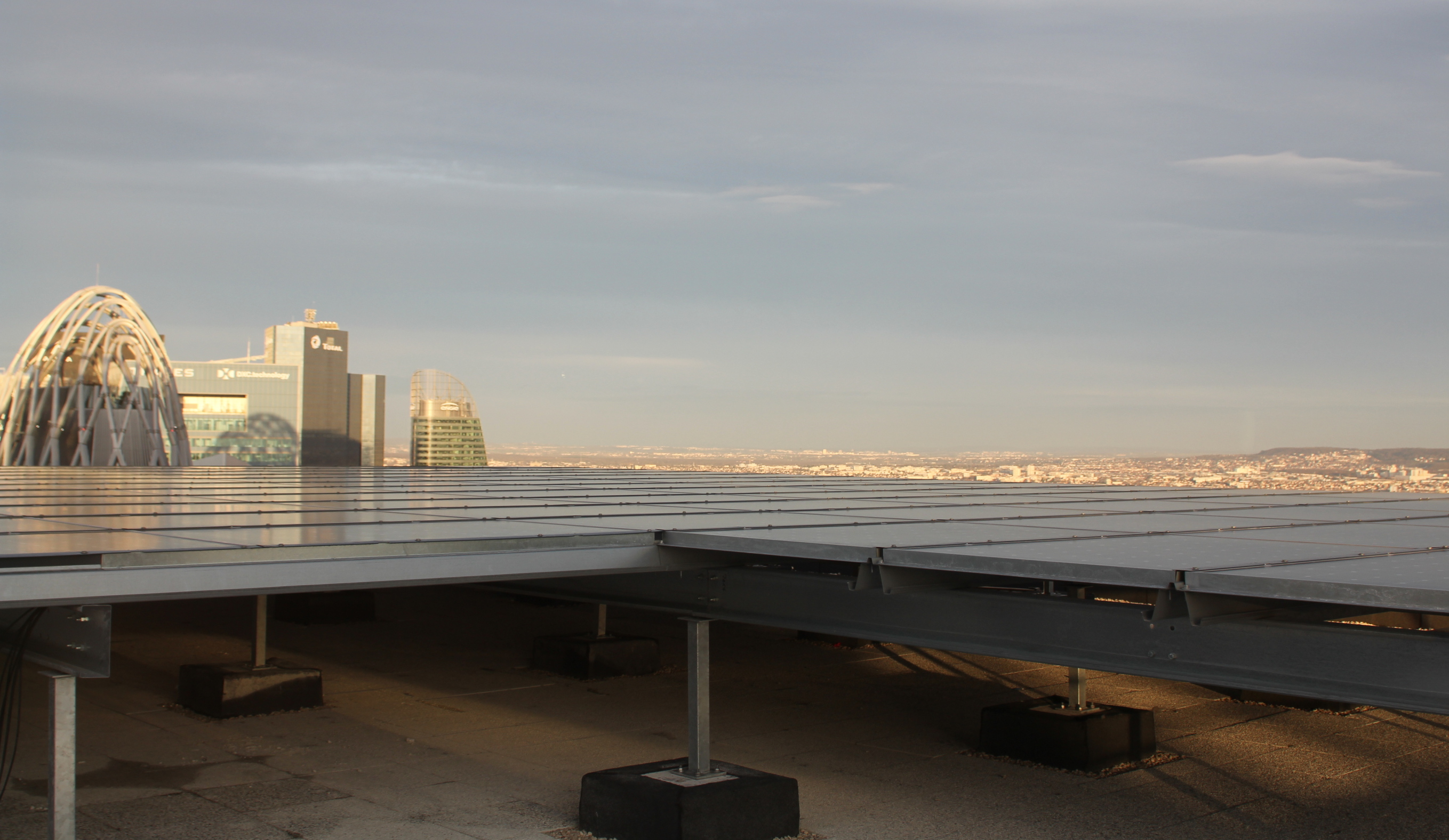 Au sommet, les panneaux photovoltaïques reposent sur un procédé composé de plots métalliques et de plots béton directement liaisonnés à la dalle support. 