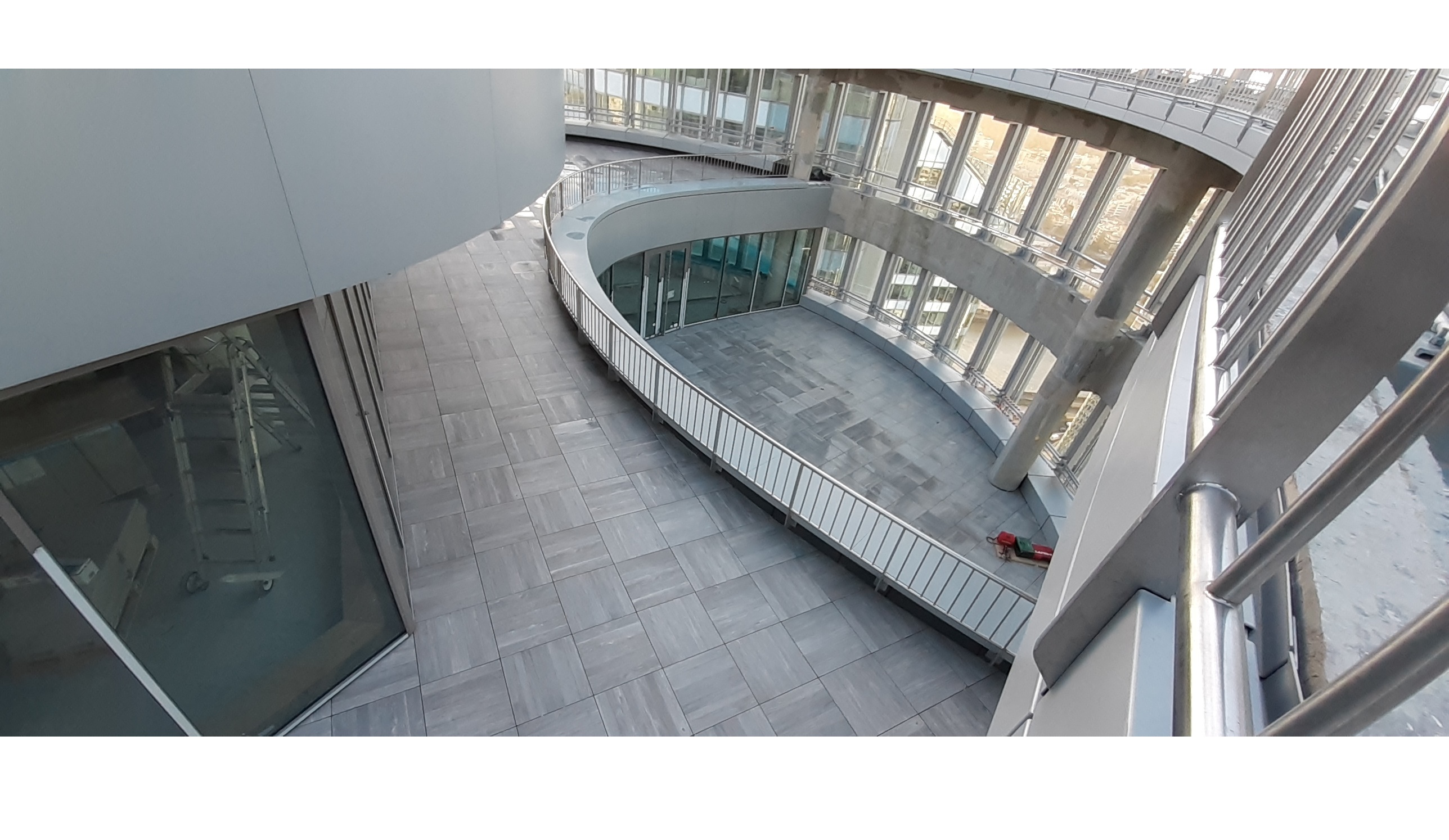Les terrasses des 36è et 37è étages sont accessibles et bénéficient d’une protection de l’étanchéité en dalles céramiques sur plots. 