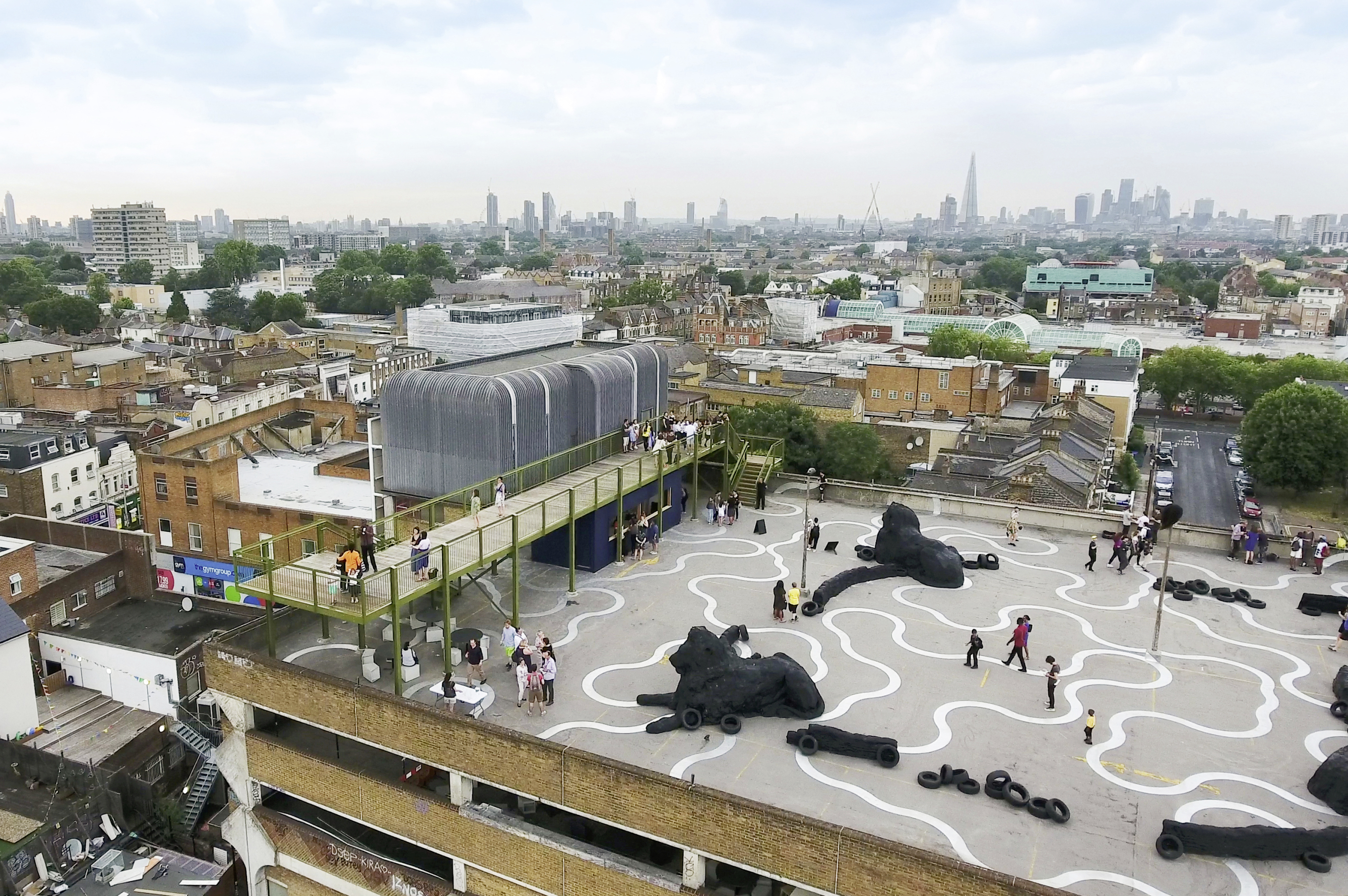 Sur le toit-terrasse du parking silo de Peckham : 4 600 m² dédiée aux installations artistiques. Dans ce quartier populaire du sud-est de Londres, ce site désaffecté est devenu depuis quelques années un haut lieu de la scène culturelle de la ville. En plus de l’exposition de sculptures, une passerelle accessible de 32 m de long surplombe la toiture. Elle intensifie la prise de hauteur sur les vues environnantes mais aussi sur les œuvres. (Architecte : Cooke Fawcett architects)