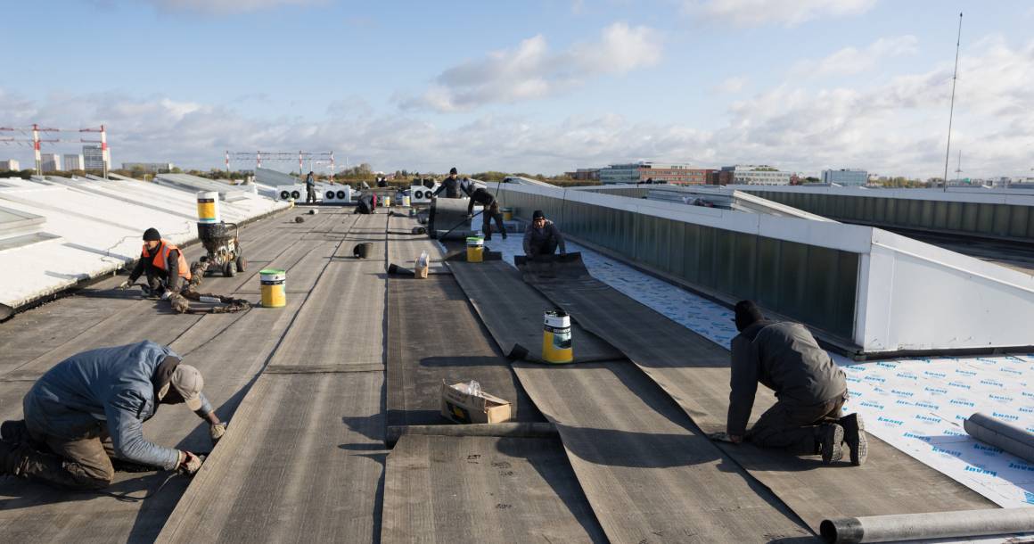 Sur la toiture du bâtiment C1 à Rungis, le procédé d'étanchéité installé a été choisi pour pouvoir accueillir les panneaux photovoltaïque dans un second temps. 