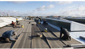 Sur la toiture du bâtiment C1 à Rungis, le procédé d'étanchéité installé a été choisi pour pouvoir accueillir les panneaux photovoltaïque dans un second temps. 