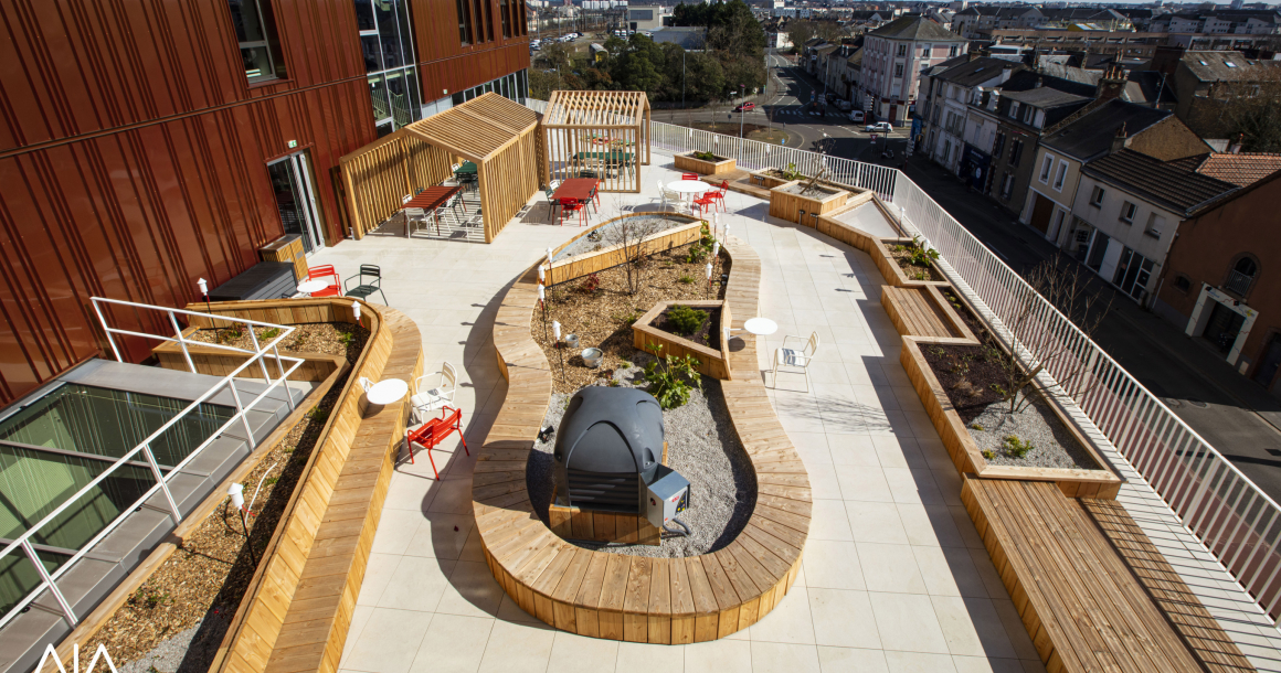 Les terrasses du nouveau siège Oui care sont pensées comme autant d’espaces de vie accessibles aux salariés. 