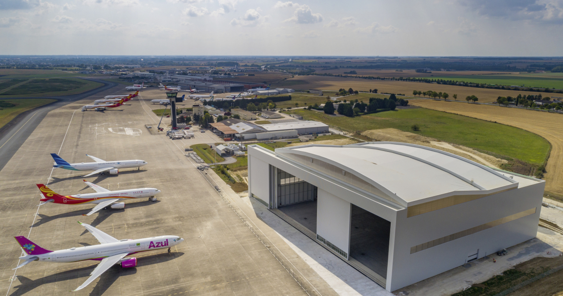 Le nouveau hangar affiche une surface de 9 000 m² et 38 m de haut pour pouvoir accueillir les avions. 