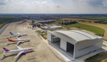 Le nouveau hangar affiche une surface de 9 000 m² et 38 m de haut pour pouvoir accueillir les avions. 