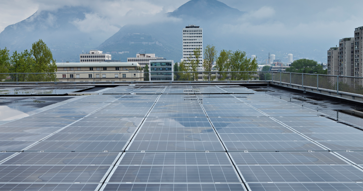 La mise en œuvre de panneaux photovoltaïques sur les toits-terrasses est rentable. 