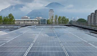 La mise en œuvre de panneaux photovoltaïques sur les toits-terrasses est rentable. 