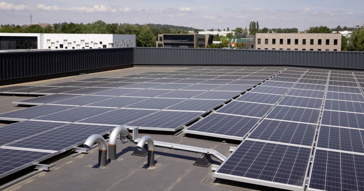La vérification de l’admissibilité d’un apport de charges conséquent est l’un des points de vigilance majeurs pour l’installation de panneaux photovoltaïques en toiture. 