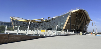 La future piscine olympique présente une toiture dont la forme permet de réduite les espaces intérieurs à chauffer. 